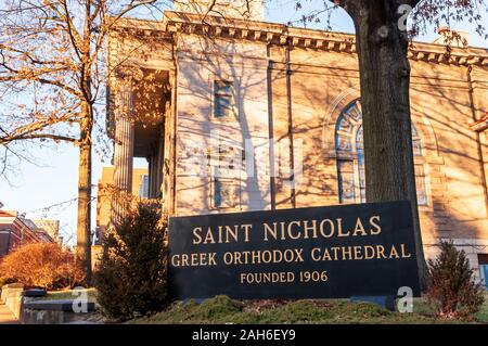 Le signe pour la Saint Nicholas Greek Orthodox Cathedral en face de l'immeuble, Pittsburgh, Pennsylvanie, USA Banque D'Images