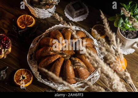 Pays traditionnel gâteau de Noël italien de style avec de la dentelle avec du chocolat, fruits et café fond de bois. Banque D'Images