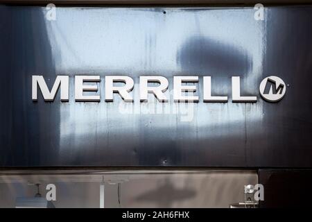 PRAGUE, RÉPUBLIQUE TCHÈQUE - 3 novembre, 2019 : Merrell logo en face de leur détaillant shop pour Prague. Merrell est un créateur de mode chaussures speciali Banque D'Images