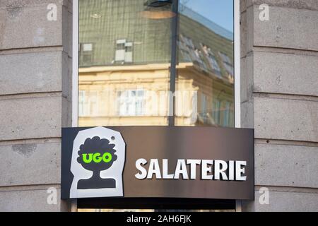 PRAGUE, RÉPUBLIQUE TCHÈQUE - le 6 novembre 2019 : Ugo salaterie logo en face de leur restaurant pour Prague. Ugo Salaterie est une chaîne de franchise de restauration rapide spec Banque D'Images