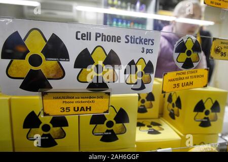 Pripyat, Ukraine. Dec 25, 2019. Un magasin de souvenirs est vu sur Dytyatky checkpoint, à l'entrée de la zone d'exclusion de Tchernobyl dans la région de Kiev, Ukraine. L'accident nucléaire de Tchernobyl le 26 avril 1986 est considérée comme la plus importante du genre dans l'histoire de l'énergie nucléaire. Credit : SOPA/Alamy Images Limited Live News Banque D'Images