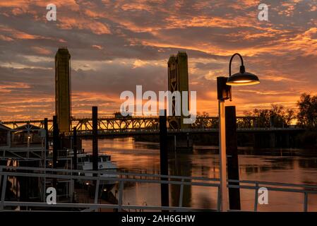 Sacramento, CA, Dec 12, 2019. Le Tower Bridge dans le crépuscule, coucher de soleil avec des couleurs et un ciel fou Banque D'Images