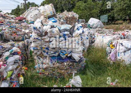 Koh Lanta, Krabi, Thaïlande, 22 décembre 2019: Paquets de contenants de lait en plastique écrasés et empaquetés prêts pour le recyclage. Banque D'Images