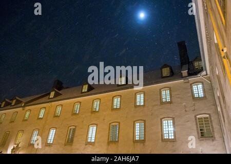 Clair de lune sur un édifice du séminaire historique, vieille ville de Québec, Canada Banque D'Images