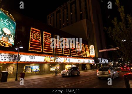 Reno, NV / USA - 5 octobre 2019 : Cal Neva casino au centre-ville de Reno illuminé avec conduite par motion blurred longue exposition Banque D'Images