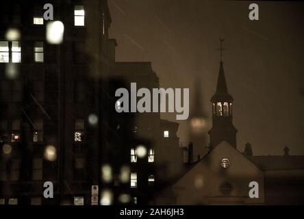 Spire du Monastère des Augustines, vieille ville de Québec, Canada, dans la nuit Banque D'Images