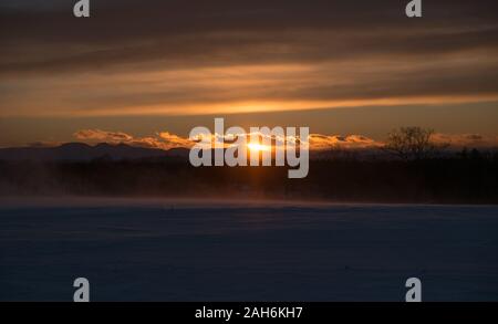Champ neigeux au coucher du soleil sur une ferme dans les Catskills, dans le nord de New York Banque D'Images