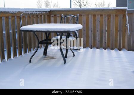 Chaise et table couverte de neige après une tempête de l'hiver Banque D'Images