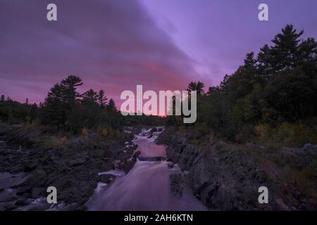 Coucher de soleil sur les rapides de la rivière Saint-Louis, Jay Cooke State Park, Minnesota, USA Banque D'Images