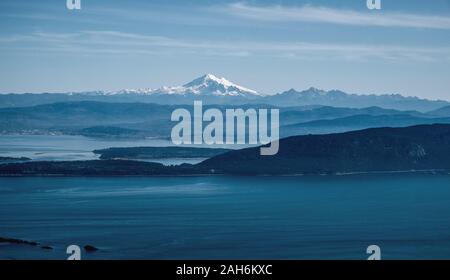 Mount Baker et Bellingham Bay, Washington, vu de Mount Constitution sur l'île Orcas Banque D'Images