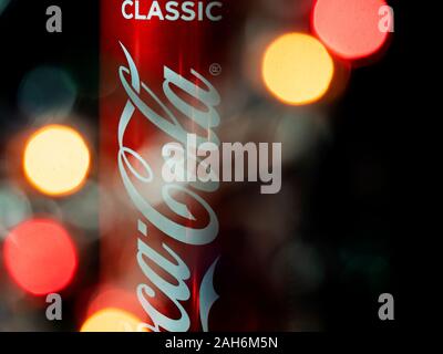 Dans cette photo illustration une société multinationale américaine et le fabricant de non alcoolisée, logo Coca-Cola vu sur pouvez avec lumières floues sur l'avant-plan. Banque D'Images