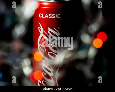 Dans cette photo illustration une société multinationale américaine et le fabricant de non alcoolisée, logo Coca-Cola vu sur pouvez avec lumières floues sur l'avant-plan. Banque D'Images