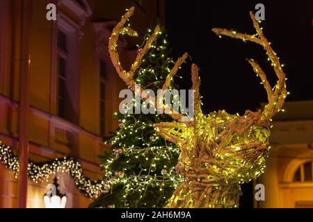 Décorations de fête deer dans les lumières de Noël .fairy tale character Banque D'Images