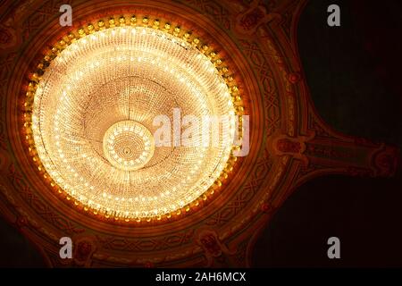 Vintage ornate grand lustre à l'Opéra. l'architecture de plafond Banque D'Images