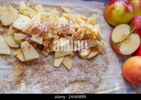 Home made sweet apple strudel aux pommes, cannelle sur une table Banque D'Images