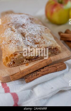 Home made sweet apple strudel aux pommes, cannelle sur une table Banque D'Images