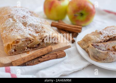 Home made sweet apple strudel aux pommes, cannelle sur une table Banque D'Images