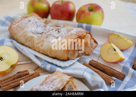 Home made sweet apple strudel aux pommes, cannelle sur une table Banque D'Images