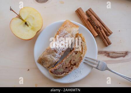 Home made sweet apple strudel aux pommes, cannelle sur une table Banque D'Images