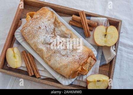 Home made sweet apple strudel aux pommes, cannelle sur une table Banque D'Images