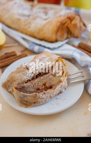 Home made sweet apple strudel aux pommes, cannelle sur une table Banque D'Images