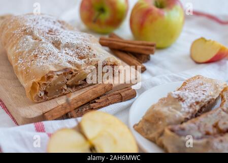 Home made sweet apple strudel aux pommes, cannelle sur une table Banque D'Images