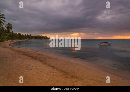 Las Terrenas plage au coucher du soleil, péninsule de Samana. République Dominicaine Banque D'Images