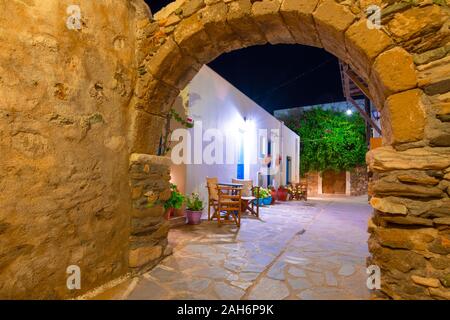 Quartier étroites rues et bâtiments à l'ancienne Chora, Naxos island, Grèce. Banque D'Images