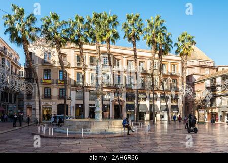 Malaga, Espagne - décembre 4, 2018 : Constitution Square ombragé (Plaza de la Constitucion de Malaga) Décorées pour Noël au centre-ville de Malaga, Andal Banque D'Images