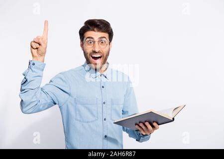 Photo de guy clever multiethnique planificateur de portefeuille indiquant doigt sur noir, expliquant l'usure du théorème d'étudiants occasionnels chemise en jean blanc isolé c Banque D'Images