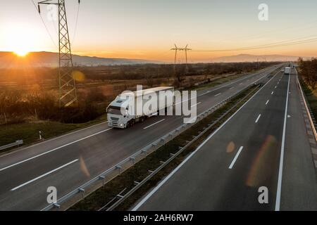 Transport sur camion blanc pays d'été sur l'autoroute un jour lumineux Banque D'Images