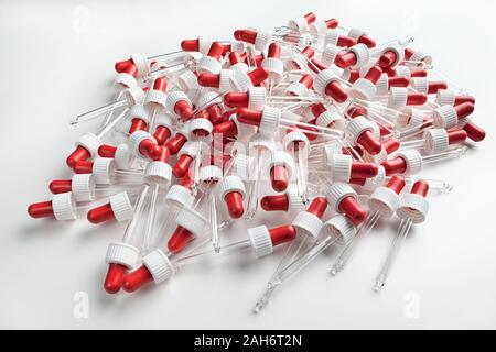 Pipettes transparent avec un soufflet rouge sur fond blanc Banque D'Images