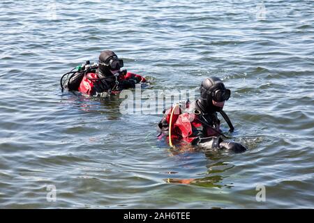 Deux plongeurs dans l'équipement de plongée complet prêt à aller sous l'eau Banque D'Images