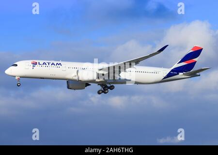 Francfort, Allemagne - le 29 novembre 2019 : LATAM A350 à l'aéroport de Francfort. Banque D'Images