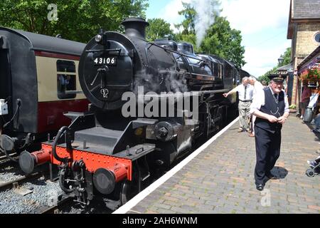 Train à vapeur à La Gare De Highly Station sur le chemin de fer de Severn Valley, pendant un week-end des années 1940, Shropshire, Royaume-Uni Banque D'Images