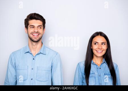 Close-up portrait de son il qu'elle belle belle belle aimable charmante, jolie couple Gai gai partenaires occasionnels porter à l'un l'autre Banque D'Images