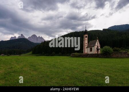 La petite église St Johann In Saintes, Tyrol du Sud. Banque D'Images