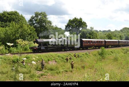 À propos de soldats d'embusquer un train à vapeur au cours d'un week-end de 1940, sur la Severn Valley Railway, Shropshire, Angleterre Banque D'Images