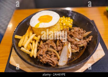 Sauté de boeuf nutritifs repas de riz dans sizzling platter fer Banque D'Images