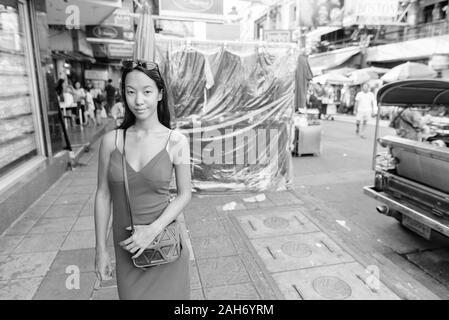 Belle jeune femme touristiques à la découverte de la ville de Bangkok Banque D'Images