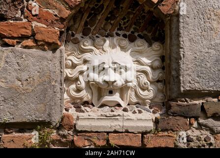 Tête de Lion mascaron sculpture sur le Przybytek Arcykapłana mur extérieur, le Grand Prêtre Sanctuaire des capacités dans le parc romantique à l'accès, la Pologne. Banque D'Images