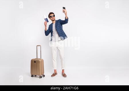 La taille du corps pleine longueur sur nice attractive cheerful élégantes agrémentées heureux, homme d'affaires réussi'wearing blue blazer prendre décisions s vérifié Banque D'Images