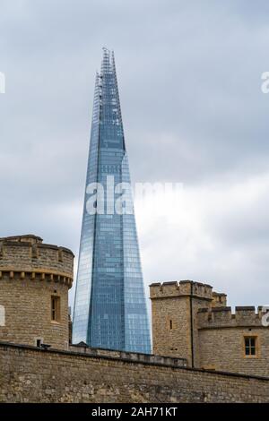 London,UK - Août 8,2017 : murs de verre bleu d'un scyscraper moderne. Également connu sous le nom de -Le tesson- est un gratte-ciel dans le quartier de Southwark. J'ai ouvert Banque D'Images