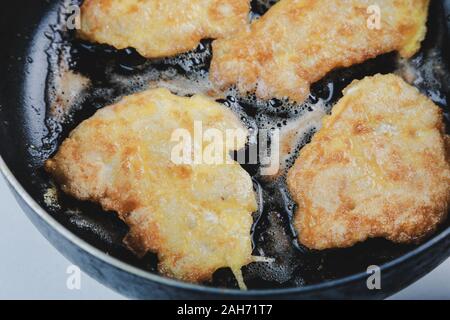 Sex fried chicken chop avec une croûte dorée de chapelure Banque D'Images