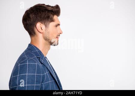 Close-up side view portrait de son contenu attrayant, il beau requin d'affaires qualifiés directeur des ventes vérifiés portant copie espace blanc blazer Banque D'Images