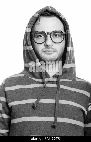 Face of young man wearing hoodie en noir et blanc Banque D'Images