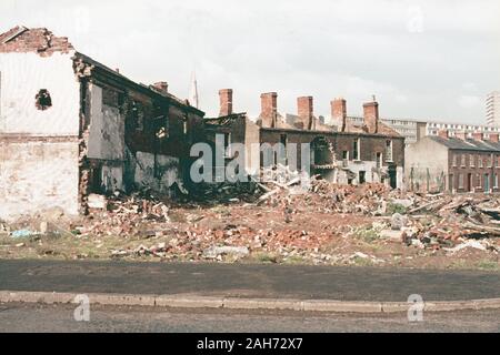 Maisons endommagées par les bombes à un lotissement de Belfast durant les troubles dans les années 1970, l'Irlande du Nord, Royaume-Uni Banque D'Images