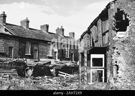 Maisons endommagées par les bombes à un lotissement de Belfast durant les troubles dans les années 1970, l'Irlande du Nord, Royaume-Uni Banque D'Images