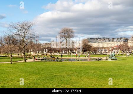 Petit bassin fontaine dans le Jardin des Tuileries à Paris Banque D'Images