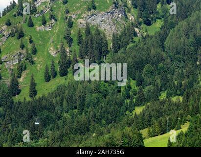 Un petit téléphérique sur Tegelbergbahn est l'ascension de la montagne Tegelberg en Bavière, près de le château de Neuschwanstein Banque D'Images